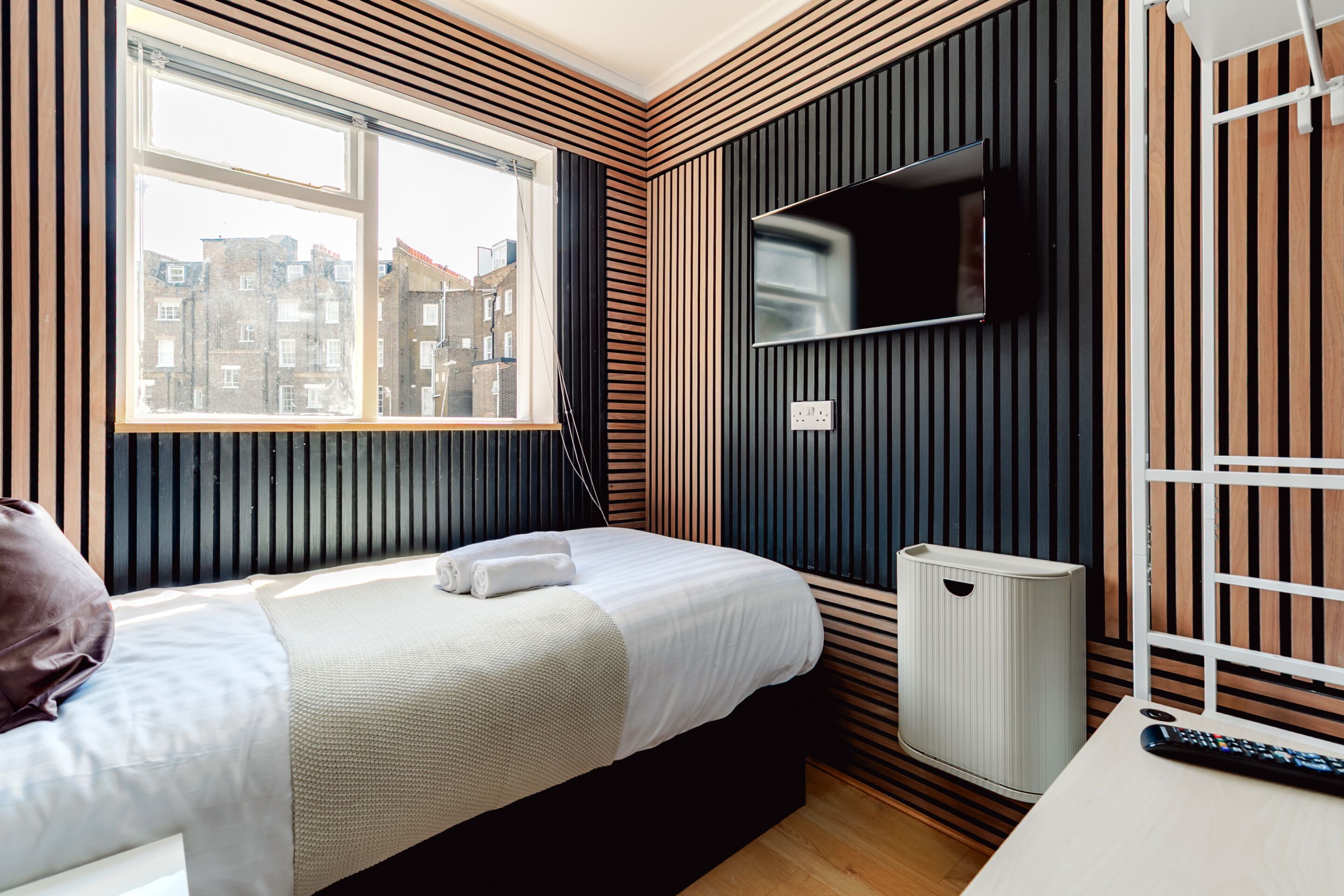 Eenpersoonskamer, gedeelde badkamer | Een bureau, een strijkplank/strijkijzer, gratis wifi, beddengoed