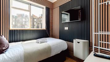 Eenpersoonskamer, gedeelde badkamer | Een bureau, een strijkplank/strijkijzer, gratis wifi, beddengoed