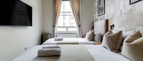 Standard Triple Room, Ensuite | Desk, iron/ironing board, free WiFi, bed sheets