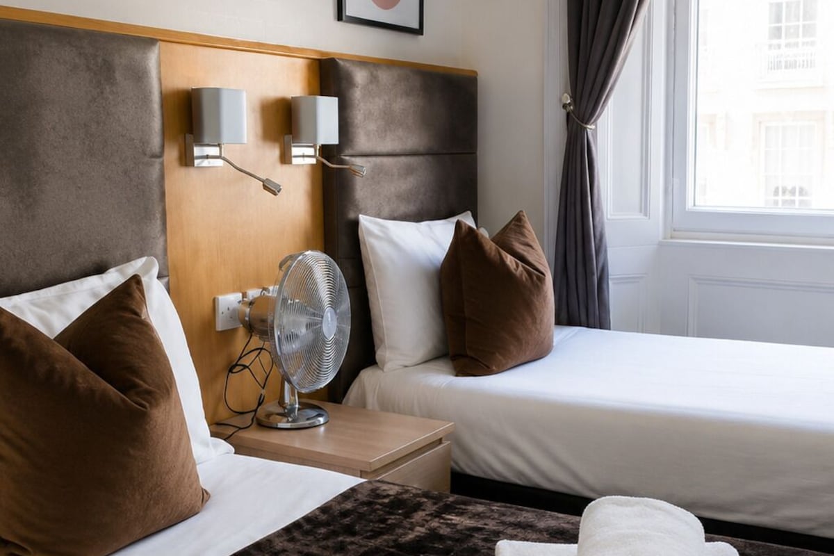 Escritorio, tabla de planchar con plancha, wifi gratis y ropa de cama