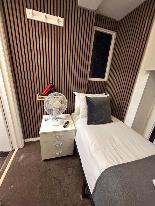 Singola Economy, bagno condiviso | Una scrivania, ferro/asse da stiro, Wi-Fi gratuito, lenzuola