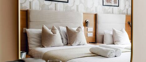 Standard Triple Room, Ensuite | Desk, iron/ironing board, free WiFi, bed sheets