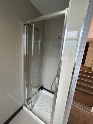 Economy-Einzelzimmer, Gemeinschaftsbad | Badezimmer | Dusche, Handtücher