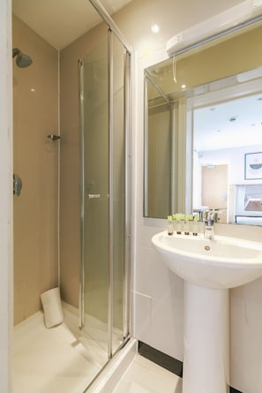 Basic Quadruple Room, Ensuite | Bathroom | Shower, towels