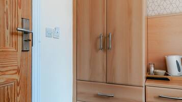 Single Room, Ensuite | Desk, iron/ironing board, free WiFi, bed sheets