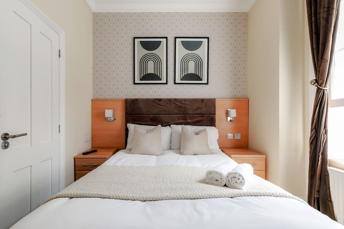 Kamar Double Basic, ensuite | Meja kerja, setrika/meja setrika, Wi-Fi gratis, dan seprai linen