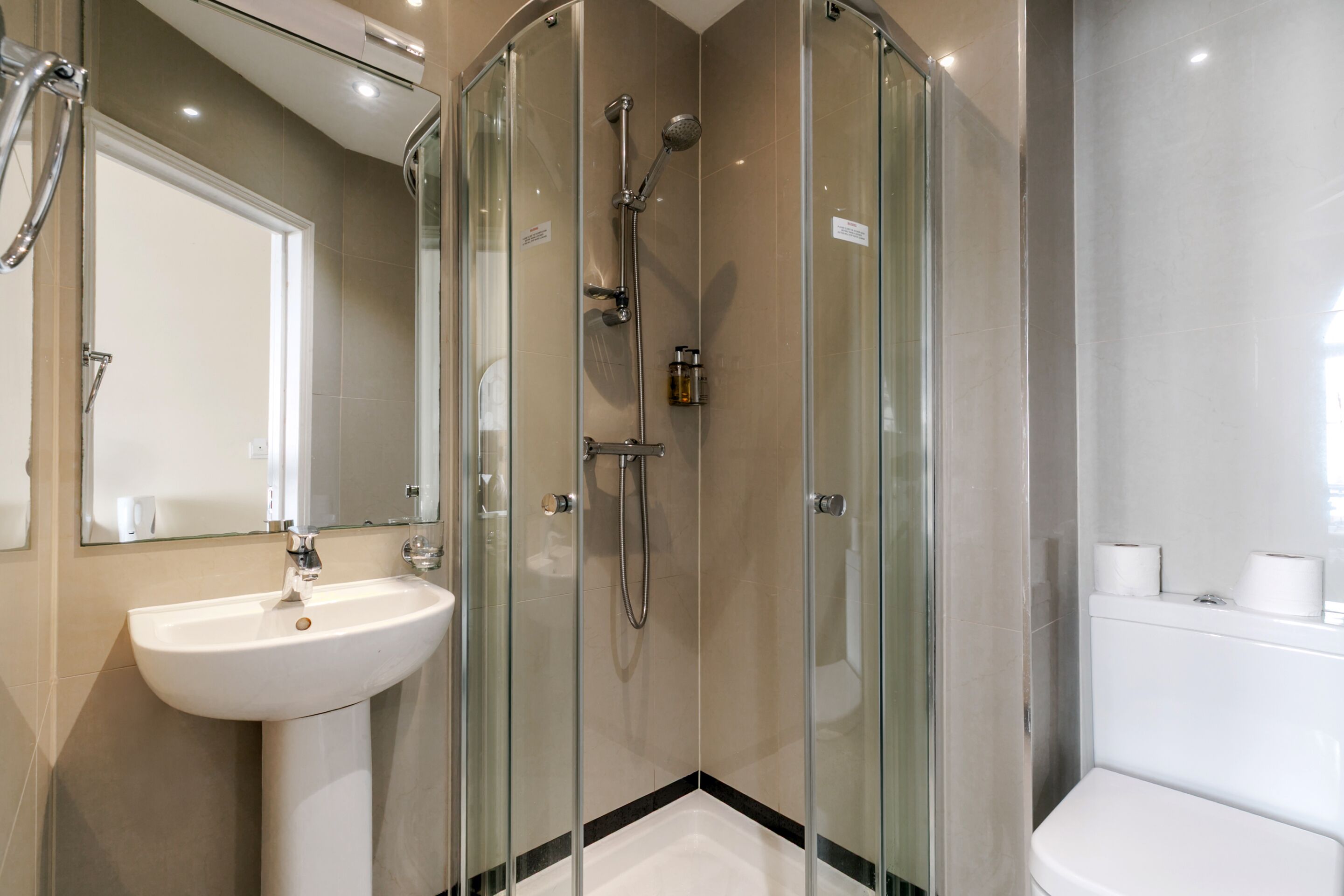 مكتب ومكواة/لوح كي وواي فاي مجانًا وملاءات أسرّة