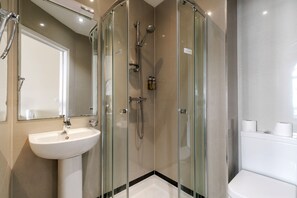 Værelse med 2 enkeltsenge - eget badeværelse | Skrivebord, strygejern/strygebræt, gratis Wi-Fi, sengetøj