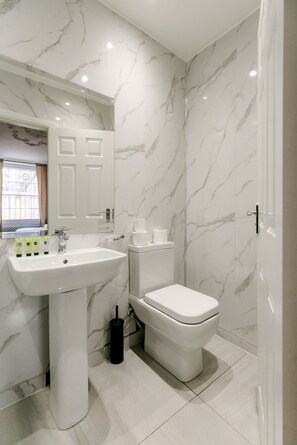 Tripla Standard, bagno in camera | Una scrivania, ferro/asse da stiro, Wi-Fi gratuito, lenzuola