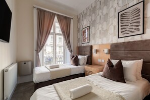 Værelse med 2 enkeltsenge - eget badeværelse | Skrivebord, strygejern/strygebræt, gratis Wi-Fi, sengetøj