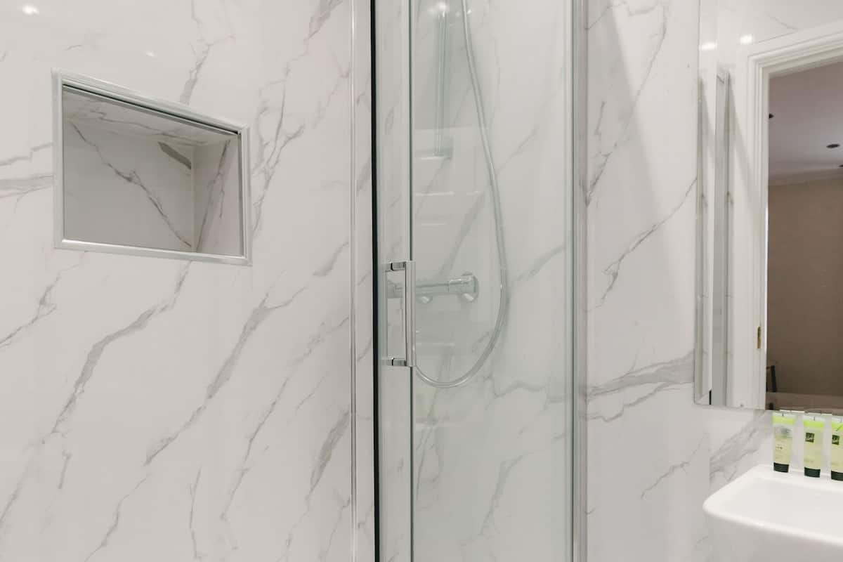 Kamar Triple Standar, ensuite | Meja kerja, setrika/meja setrika, Wi-Fi gratis, dan seprai linen