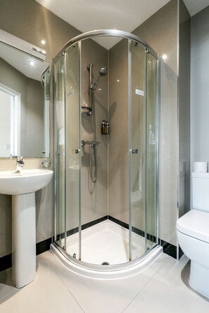 Twin kamer, en-suite badkamer | Een bureau, een strijkplank/strijkijzer, gratis wifi, beddengoed