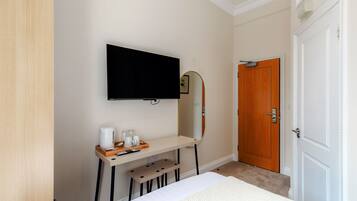 Tweepersoonskamer, en-suite badkamer | Een bureau, een strijkplank/strijkijzer, gratis wifi, beddengoed