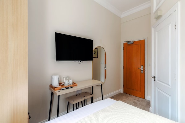 Habitación doble, baño en la habitación | Escritorio, tabla de planchar con plancha, wifi gratis y ropa de cama