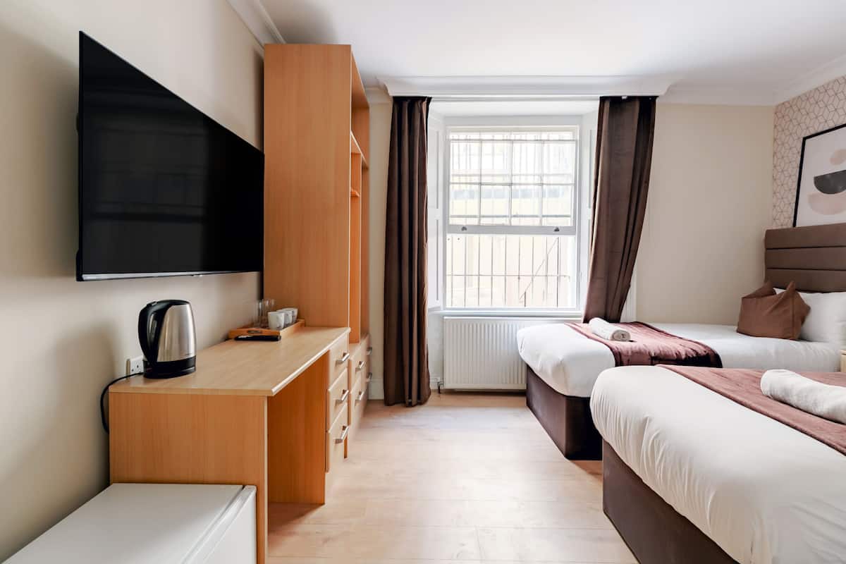 Kamar Triple, ensuite | Meja kerja, setrika/meja setrika, Wi-Fi gratis, dan seprai linen