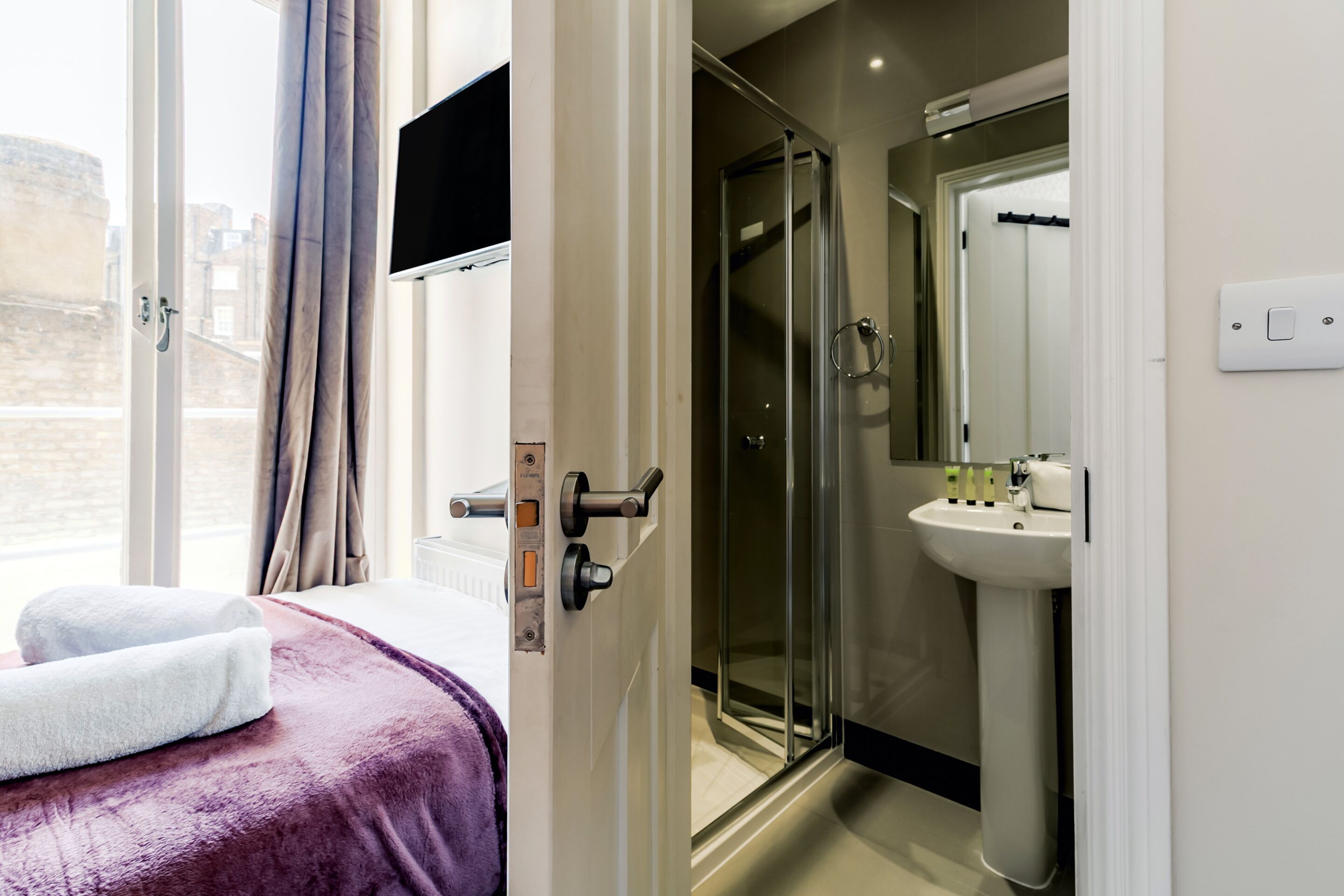 Eenpersoonskamer, en-suite badkamer | Een bureau, een strijkplank/strijkijzer, gratis wifi, beddengoed