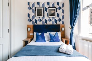 Tweepersoonskamer, en-suite badkamer | Een bureau, een strijkplank/strijkijzer, gratis wifi, beddengoed