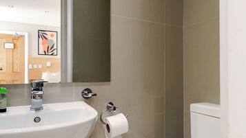 Single Room, Ensuite | Desk, iron/ironing board, free WiFi, bed sheets