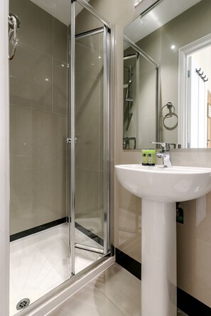 Double Room, Ensuite | Desk, iron/ironing board, free WiFi, bed sheets - Mina Hotel by PLI (London)