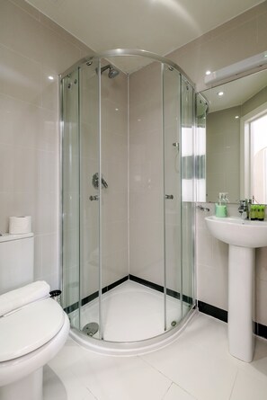 Dobbeltrom, eget bad | Bad | Dusj og håndklær