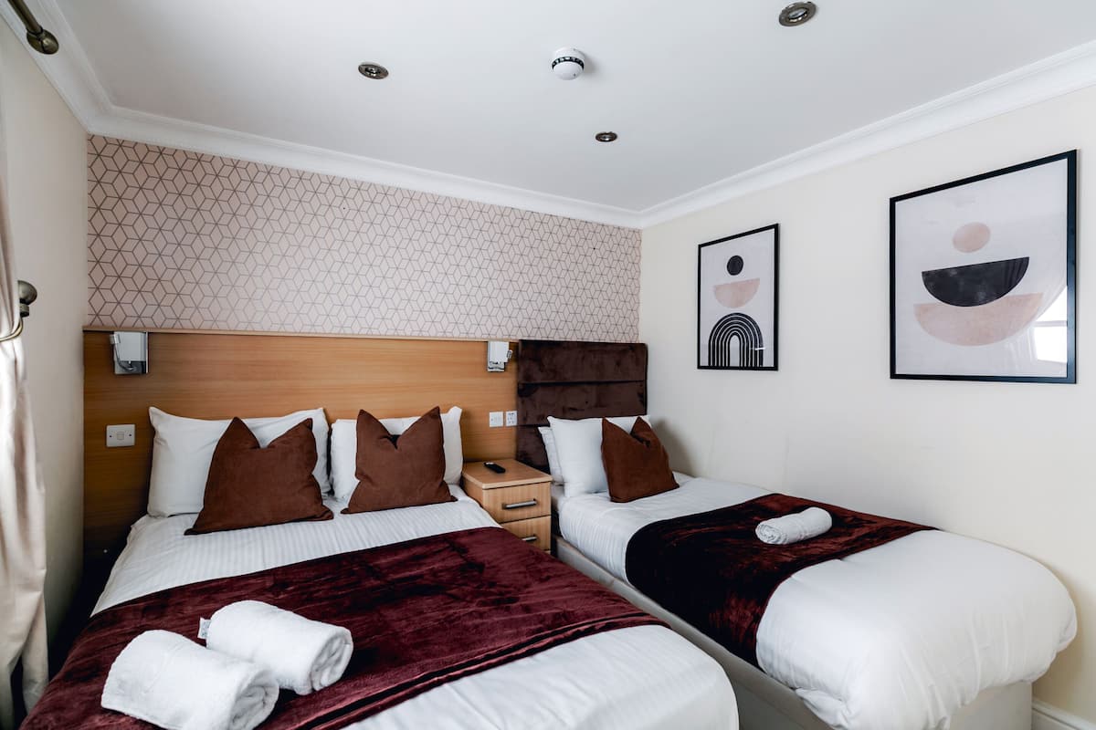 Chambre Quadruple, salle de bains attenante | Bureau, fer et planche à repasser, Wi-Fi gratuit, draps fournis