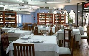 아침 식사, 점심 식사, 저녁 식사 제공, 스페인 요리