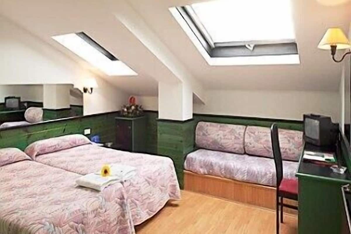 Camera doppia (with extra bed) | Una cassaforte in camera, Wi-Fi gratuito