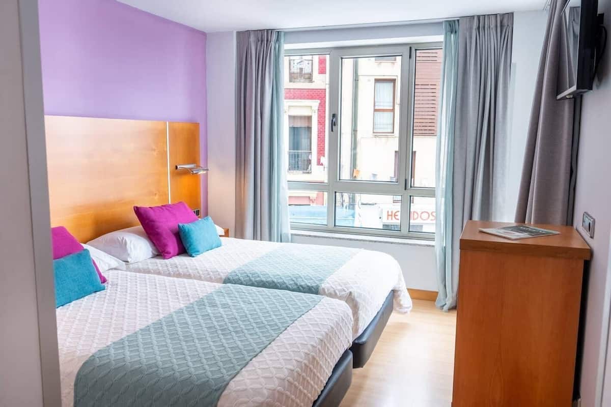 Chambre Standard, 3 lits une place, non-fumeurs | Literie de qualité supérieure, couette en duvet d'oie, minibar