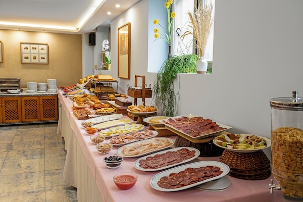 Daily buffet breakfast for a fee