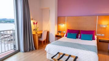 Ropa de cama de alta calidad, cubrecamas y minibar