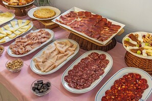 Frokostbuffé hver dag (mot et tillegg)