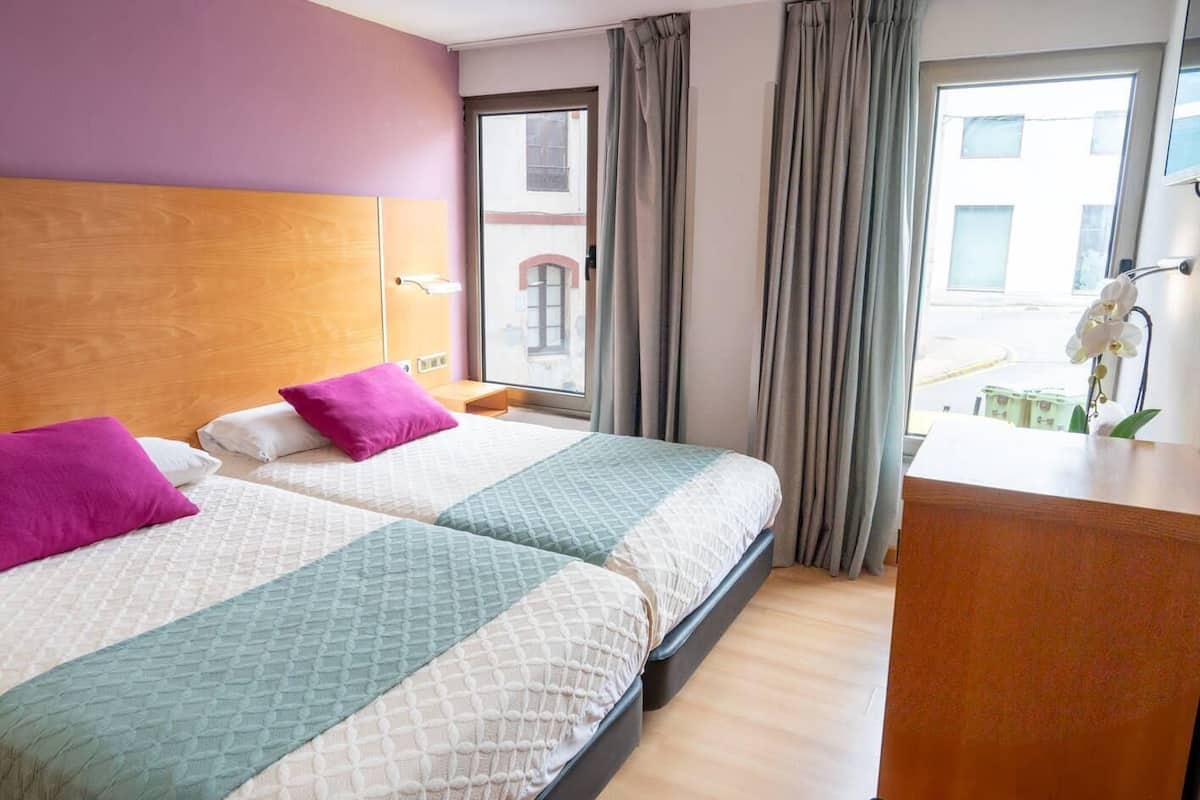 Chambre Standard, 2 lits une place, non-fumeurs | Literie de qualité supérieure, couette en duvet d'oie, minibar