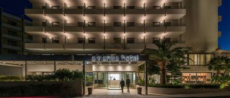 Un hôtel moderne, reconnaissable à son enseigne où l’on peut lire « amarilia hotel ».