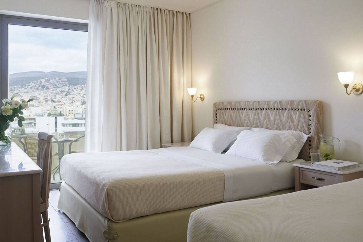Classic Double Room with Extra Bed Side Sea View | 高档床上用品、客房内保险箱、办公桌、遮光窗帘