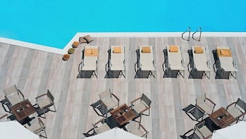 Camera Classic con letto matrimoniale o 2 letti singoli, vista piscina | Biancheria da letto di alta qualità, cassaforte in camera, una scrivania