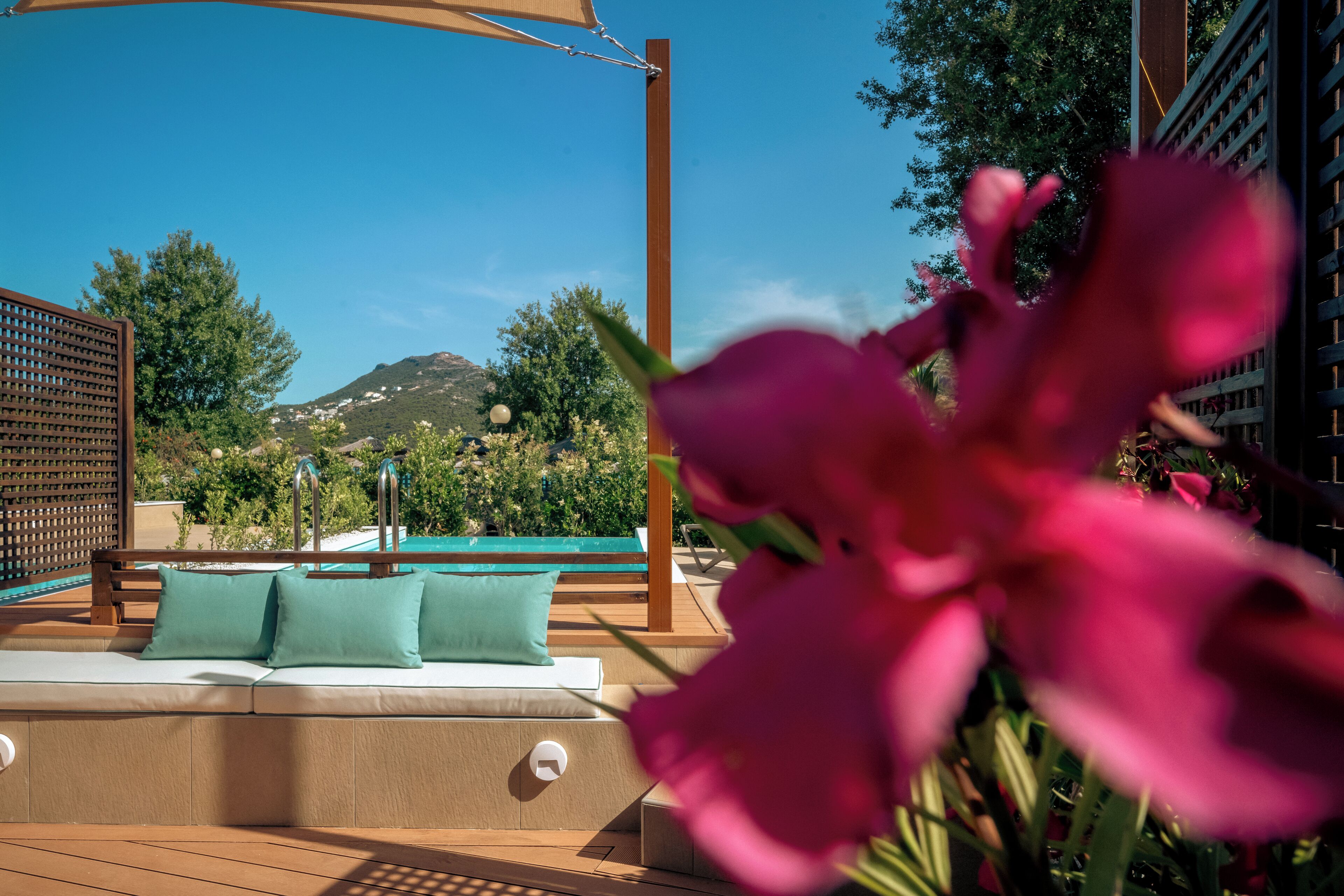 Bungalow Suite Sea View Private Pool | Minibar, in-room safe, desk, blackout drapes