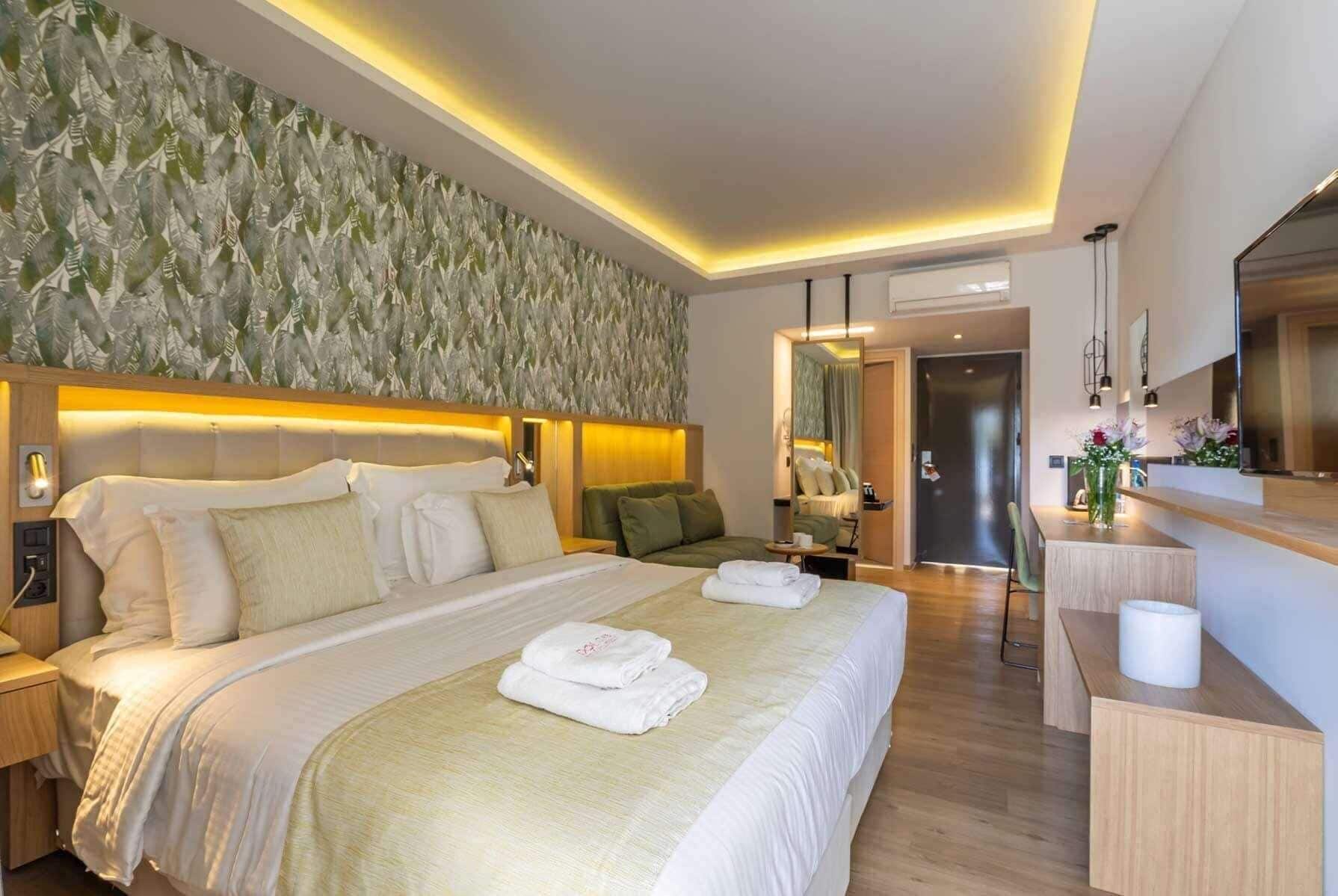 Minibar, Zimmersafe, Schreibtisch, Verdunkelungsvorhänge
