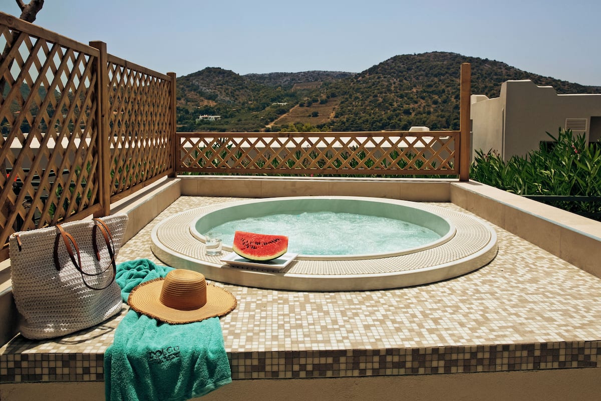 Executive Suite Sea view with Hot Tub | Minibar, safe på rommet, skrivebord og blendingsgardiner