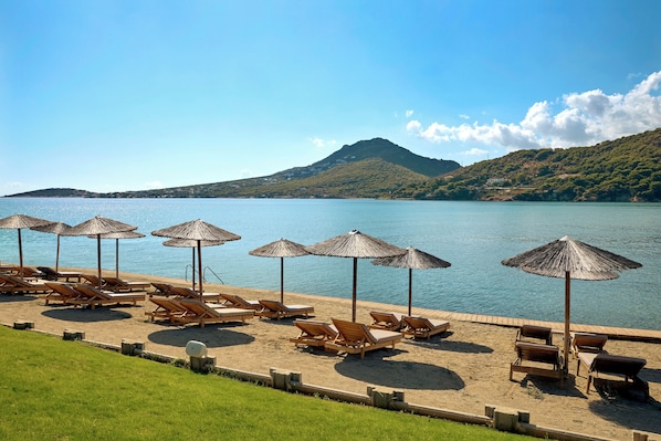 Plage, chaises longues, parasols, serviettes de plage