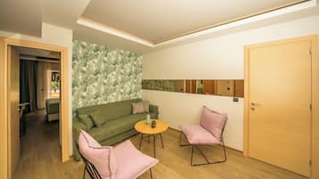 Family Bungalow Suite Private Pool | Minibar, in-room safe, desk, blackout drapes