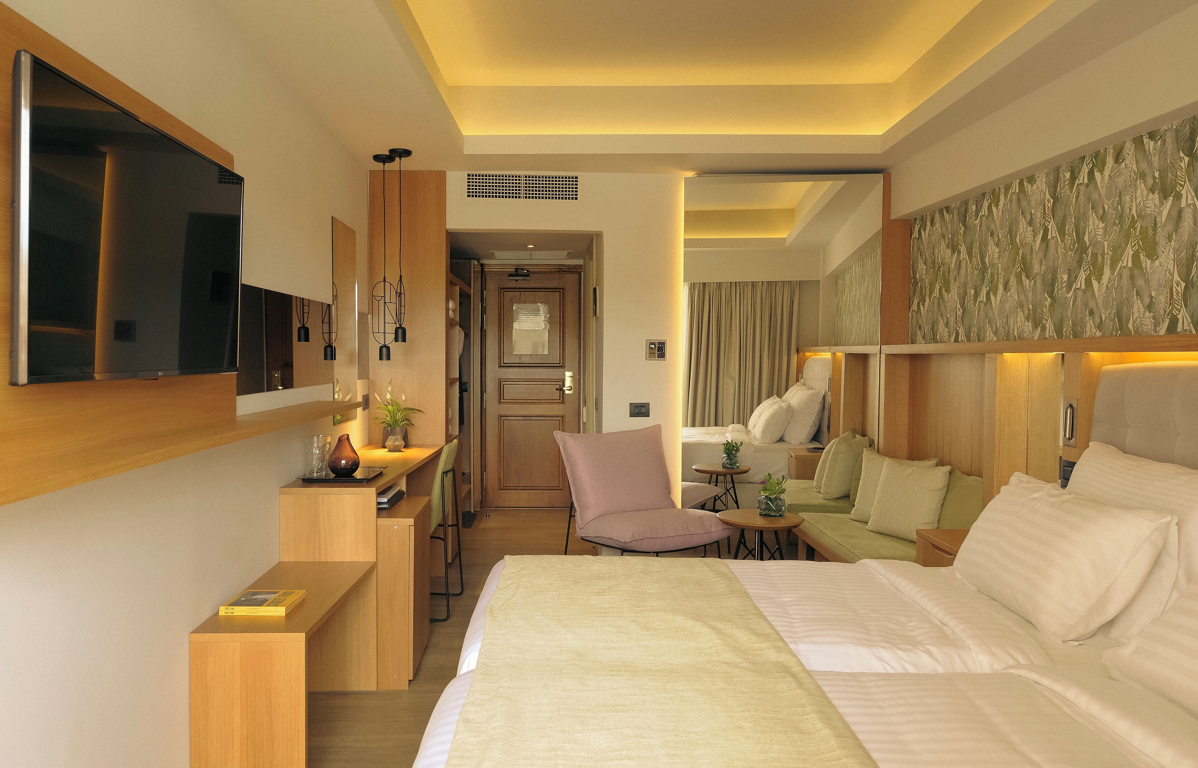 Deluxe Room Mountain View | Minibar, safe på rommet, skrivebord og blendingsgardiner