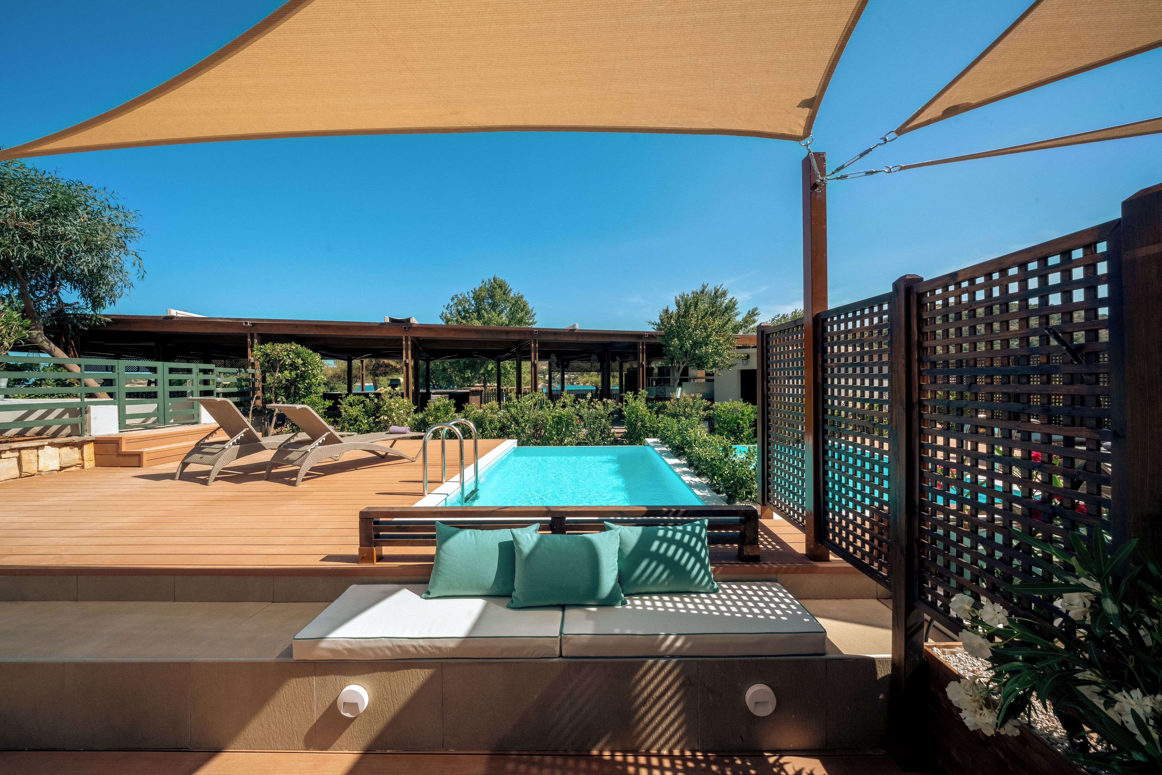 Bangalô família, piscina particular | Frigobar, cofres nos quartos, escrivaninha, cortinas blackout