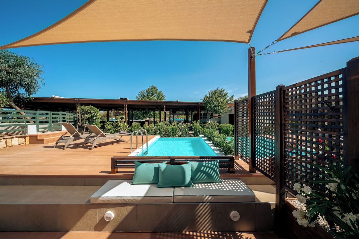 Bangalô família, piscina particular | Frigobar, cofres nos quartos, escrivaninha, cortinas blackout