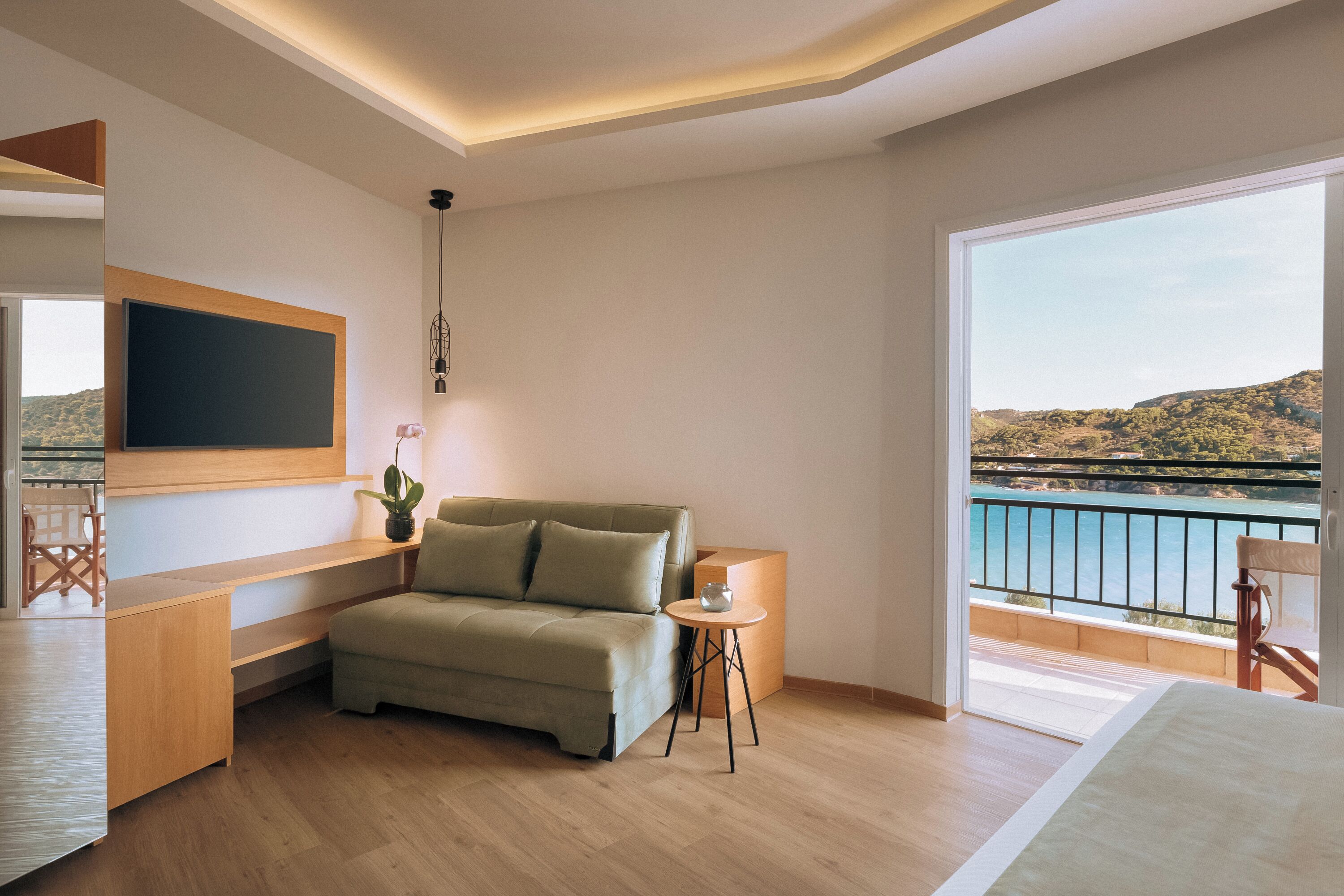 Junior Suite Sea View | Minibar, safe på rommet, skrivebord og blendingsgardiner