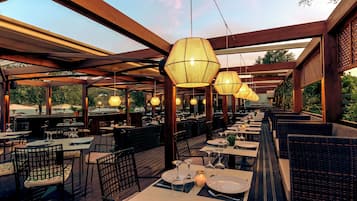 4 Restaurants; Mittagessen und Abendessen werden serviert