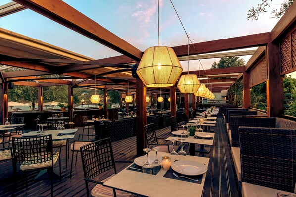 4 restaurants; lunch and dinner served