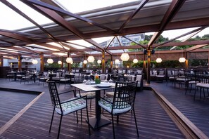 4 restaurantes, com serviço de almoço e jantar; culinária internacional