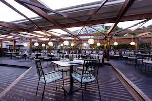 4 restaurantes, com serviço de almoço e jantar; culinária internacional
