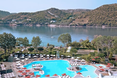 Piscina. Zeus Dolce by Wyndham Athens