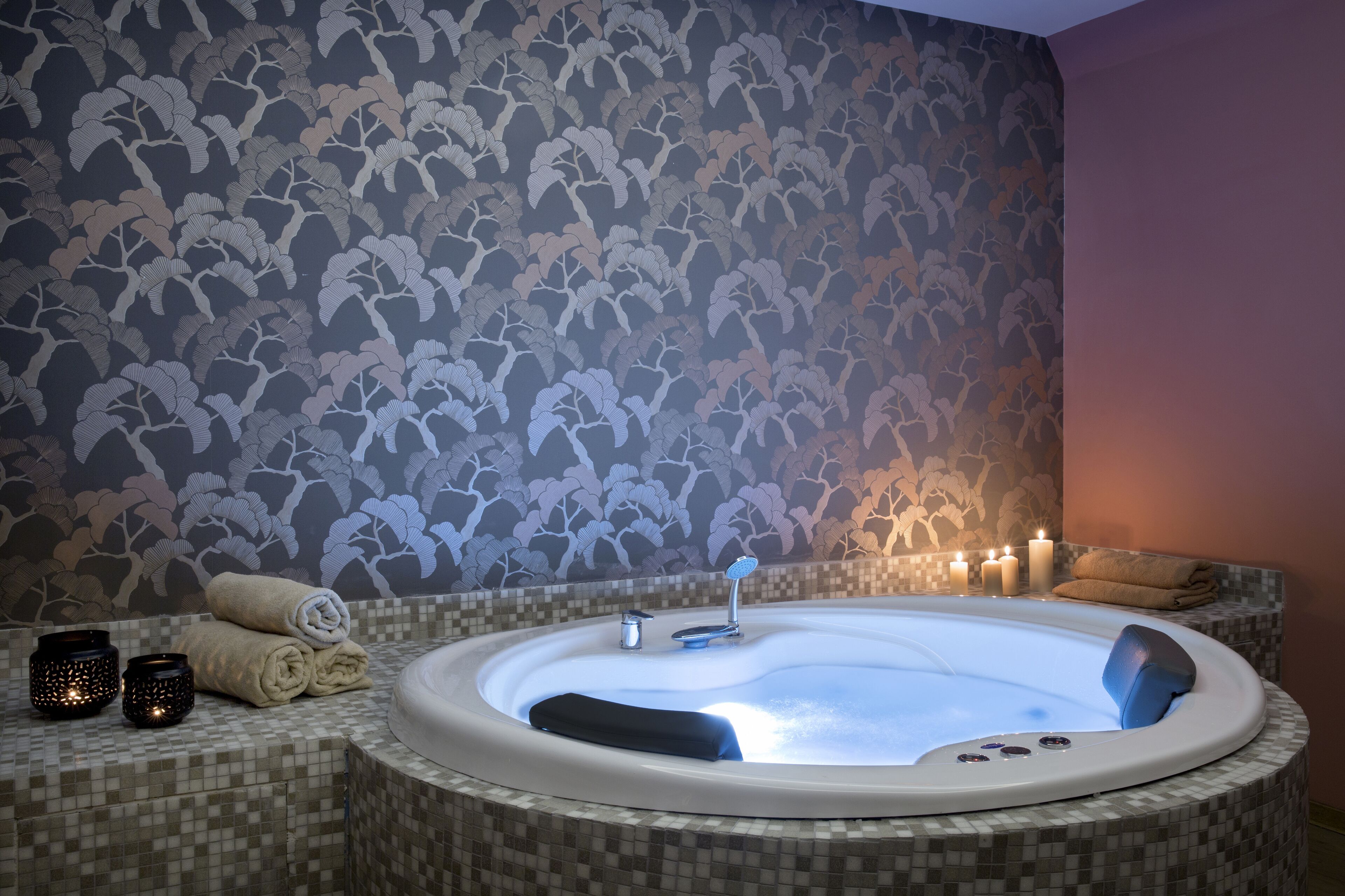 sauna, hot tub, steam room, turkish bath/hammam, body treatments